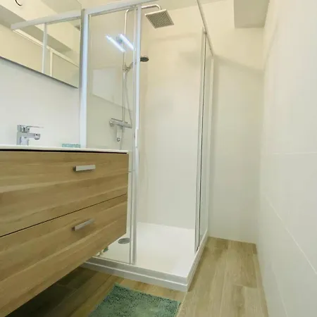 Appartement Cosy Avec Terrasse A 100m De La - - Fr-1-63-278
